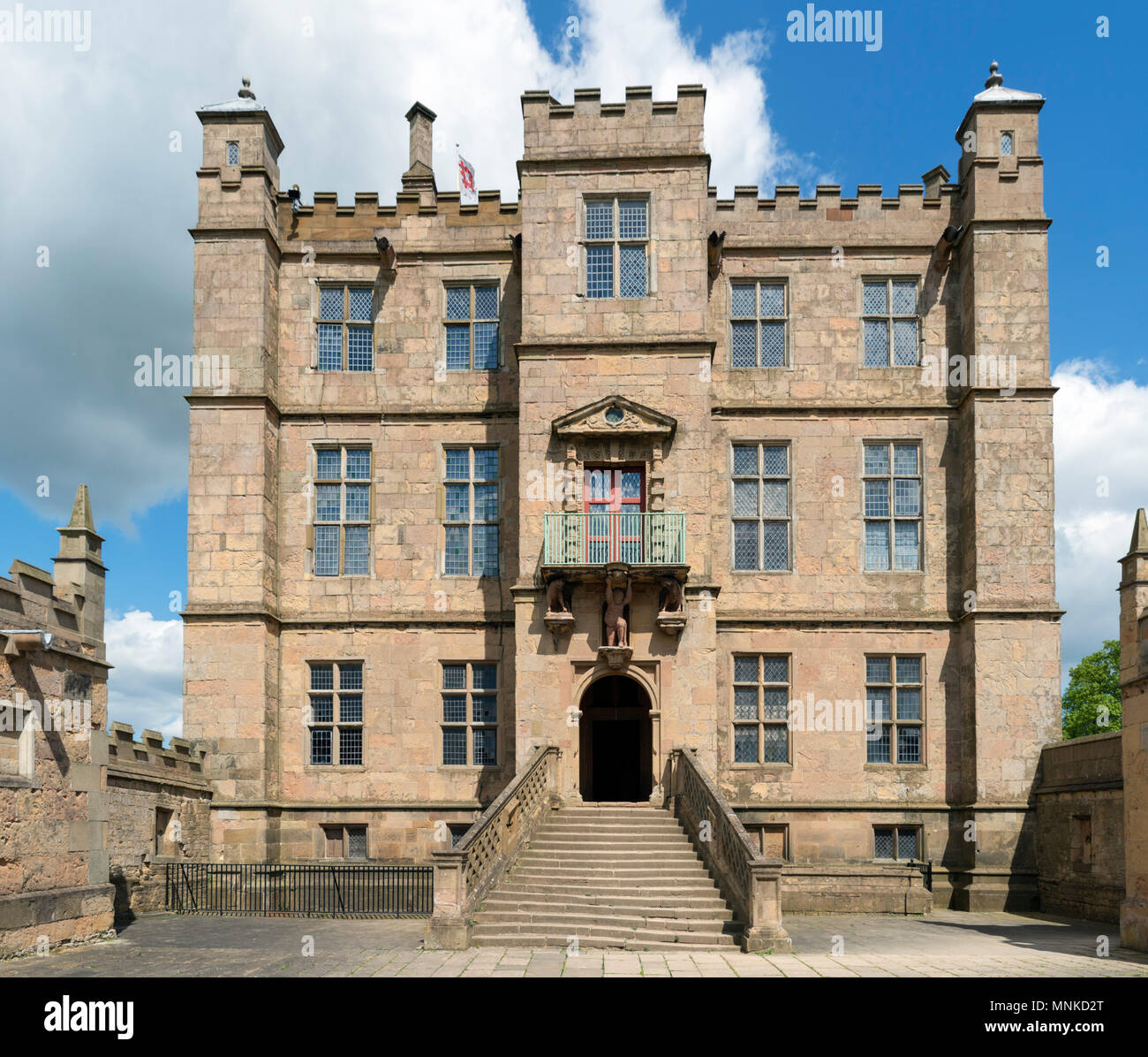 Eingang zu den "Kleinen Schloss" am historischen des 17. Jahrhunderts Bolsover Castle, Bolsover, Derbyshire, England, Großbritannien Stockfoto