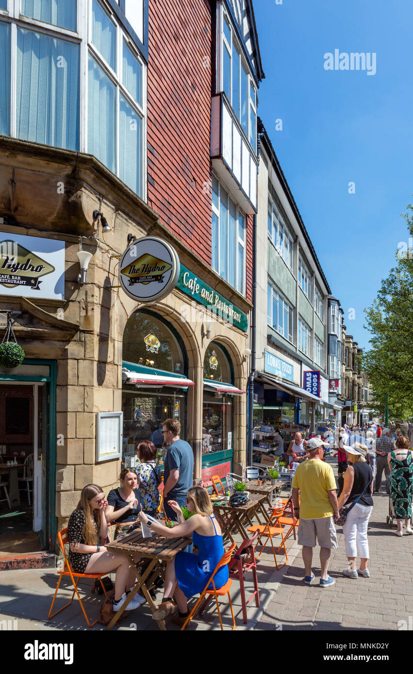 Cafes und Geschäften auf Spring Gardens im Zentrum der Stadt, Buxton, Derbyshire, England, Großbritannien Stockfoto