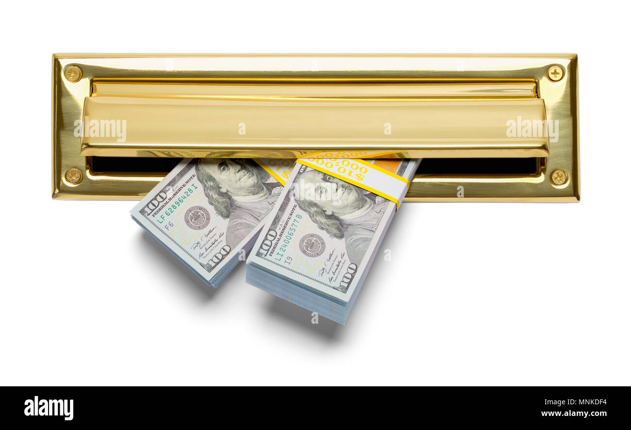 Gold Mail Slot mit Stapeln von Geld isoliert auf weißem Hintergrund. Stockfoto