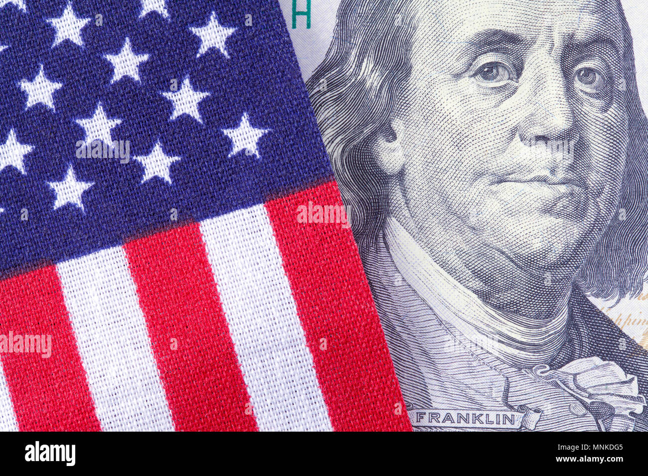 United States Flag mit Hundert Dollar Bill. Stockfoto