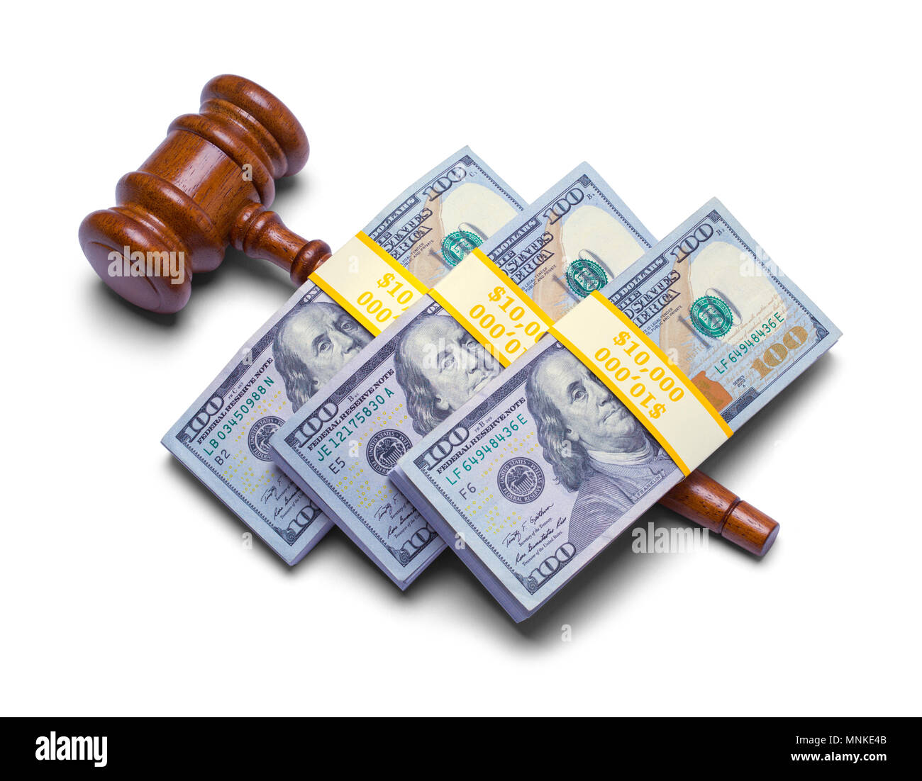 Stapel Geld auf Richter Hammer isoliert auf weißem Hintergrund. Stockfoto