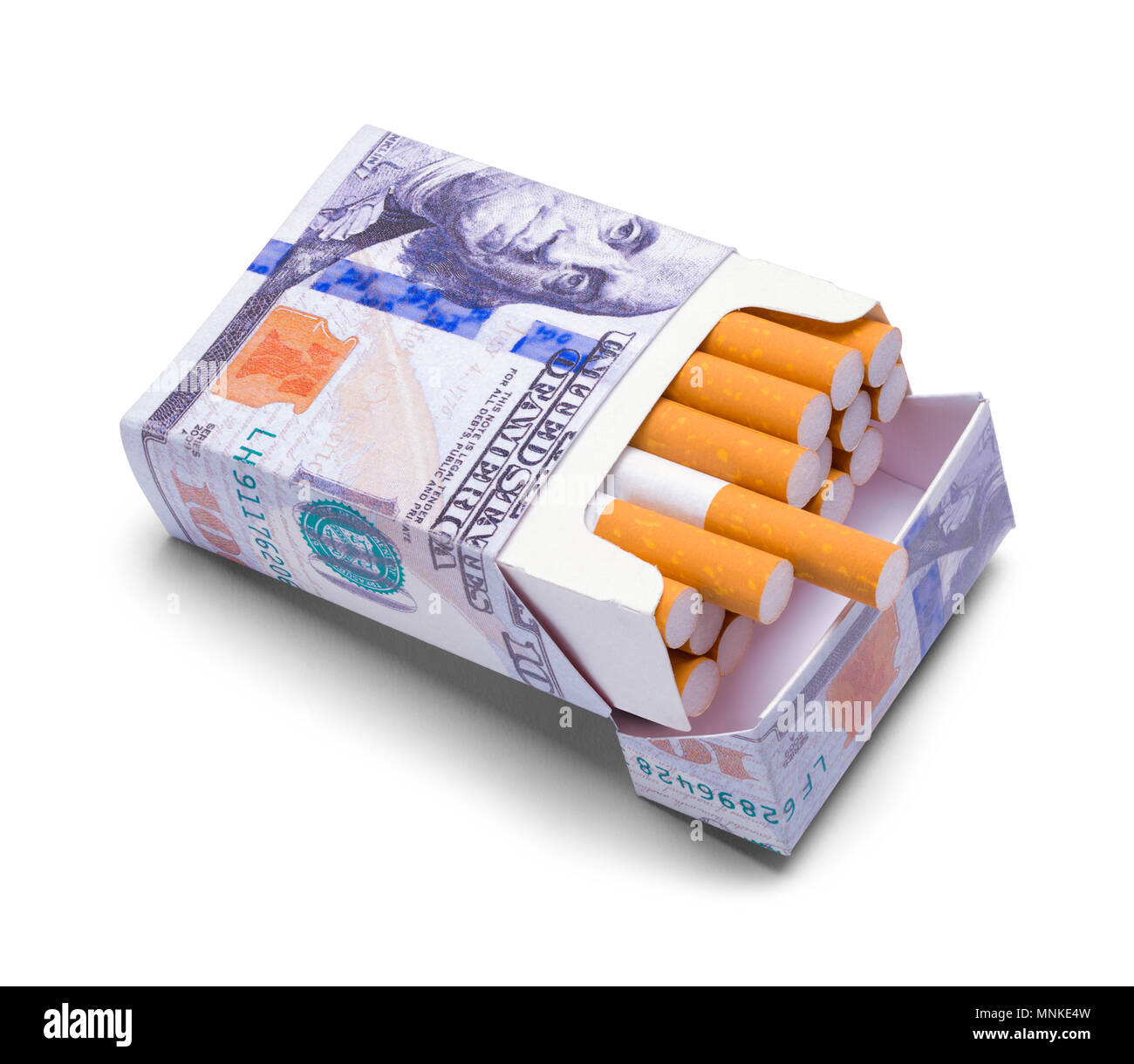 Öffnen der Packung mit Geld Zigaretten isoliert auf einem weißen Hintergrund. Stockfoto