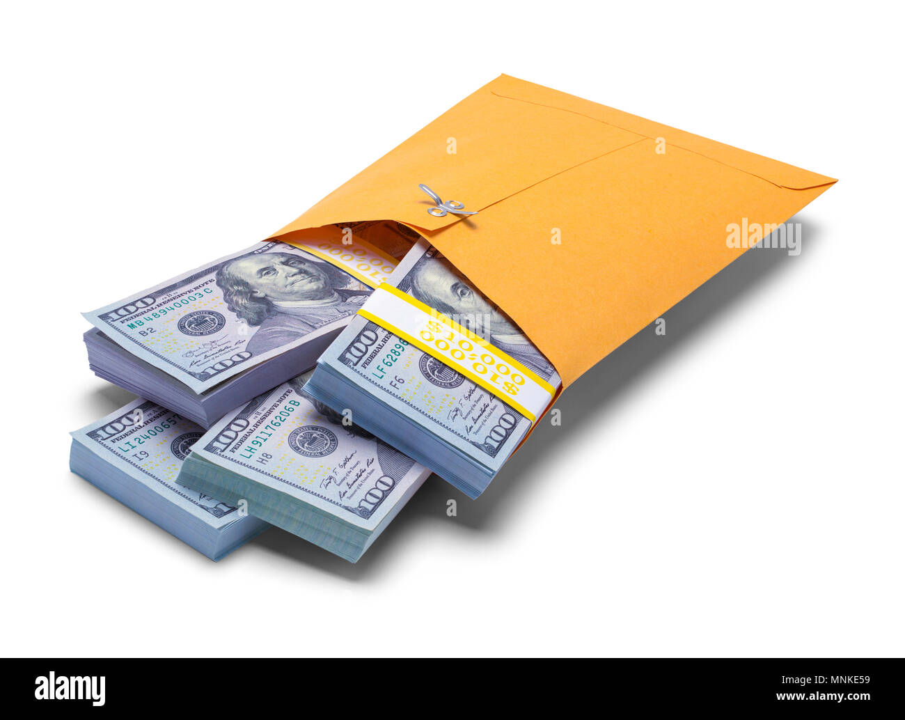 Nahaufnahme von gelber Umschlag gefüllt mit Hundert-euro-Scheine isoliert auf einem weißen Hintergrund. Stockfoto