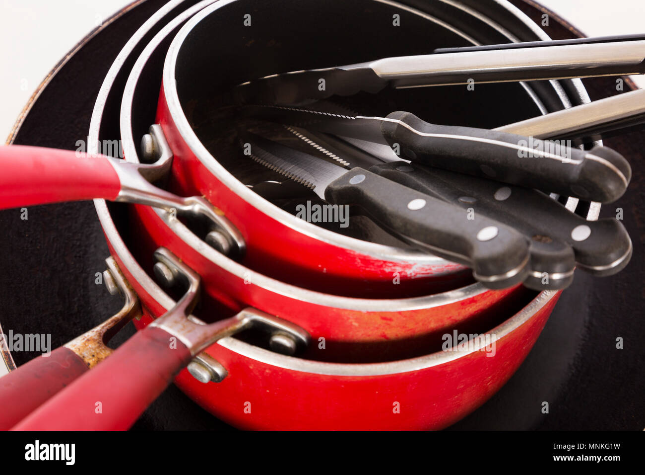 Töpfe und Pfannen von oben. Stockfoto