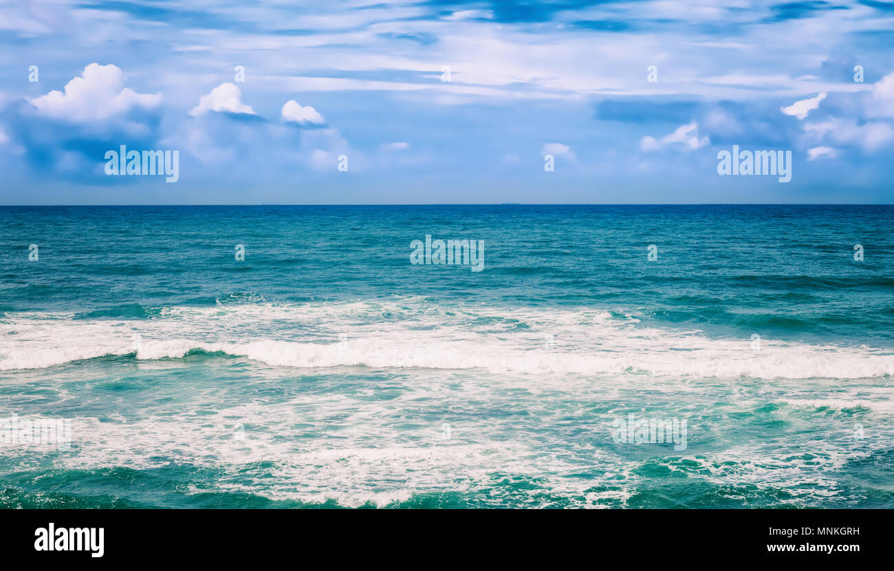 Schöne Sicht auf das Meer vawes. Tropische Landschaft. Hochauflösende Panorama. Sri Lanka Stockfoto