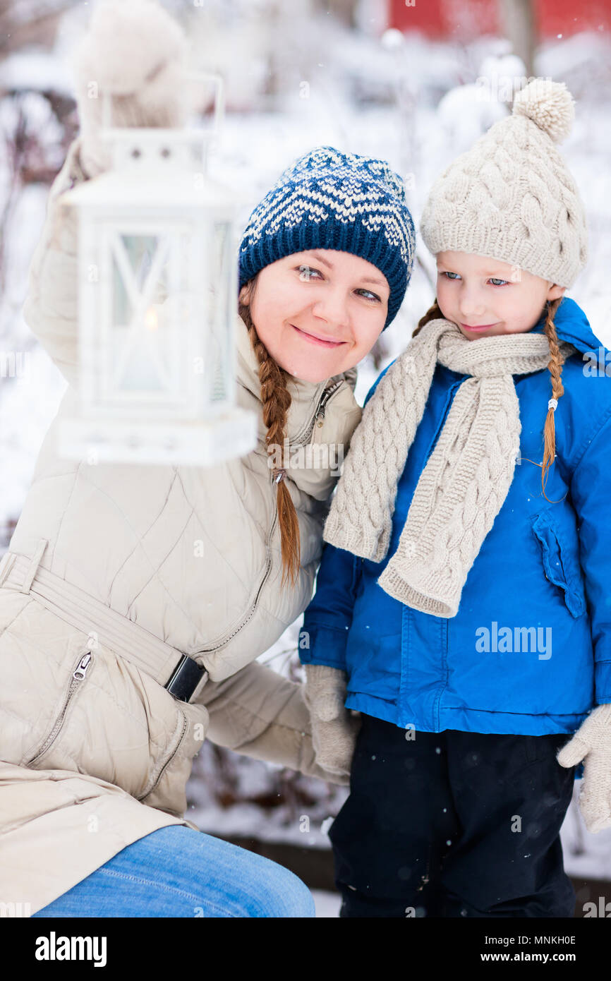 Familie von Mutter und ihre süßen kleinen Tochter mit Weihnachten Laterne im Freien auf der schönen winter schnee Tag Stockfoto
