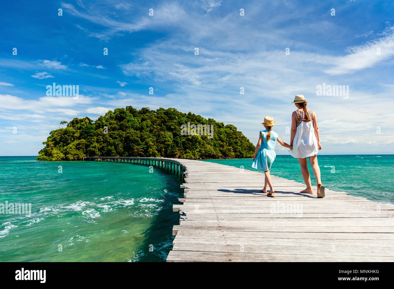 Familie gehen auf Holz- Weg zum wunderschönen tropischen Insel in Kambodscha führenden Stockfoto