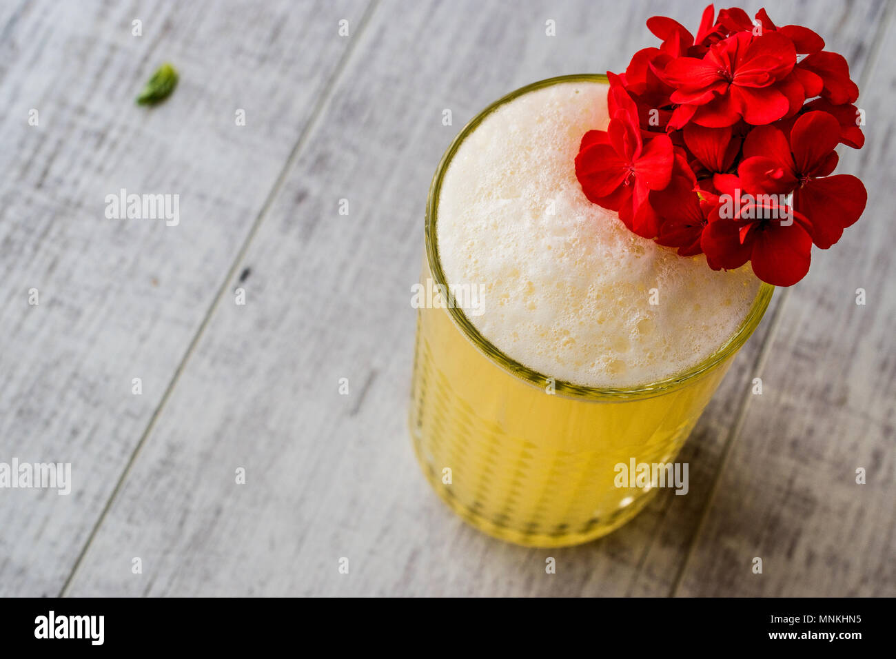Persische Safran Milchshake mit Basilikum. Traditionelles Getränk. Stockfoto