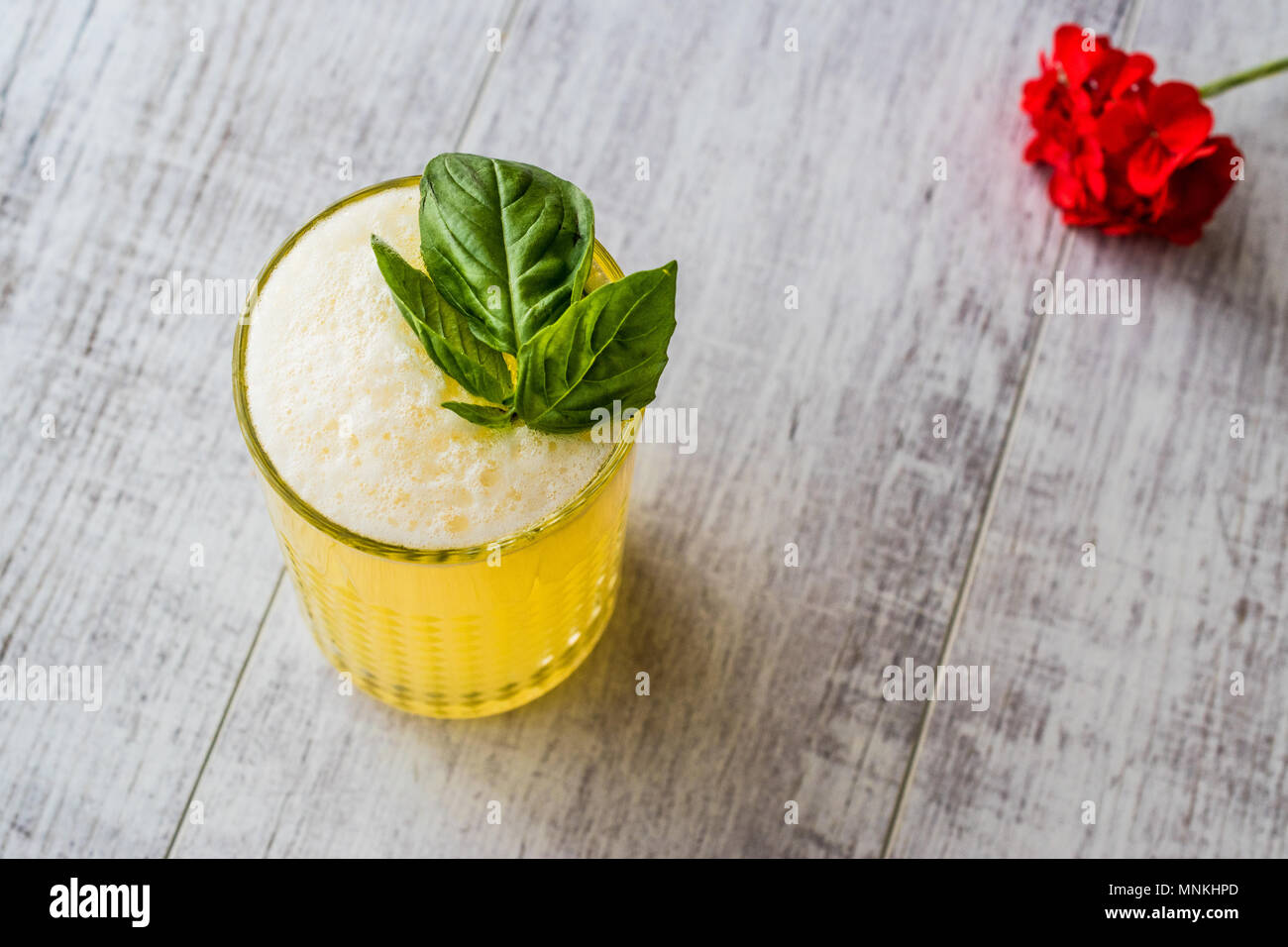 Persische Safran Milchshake mit Basilikum. Traditionelles Getränk. Stockfoto