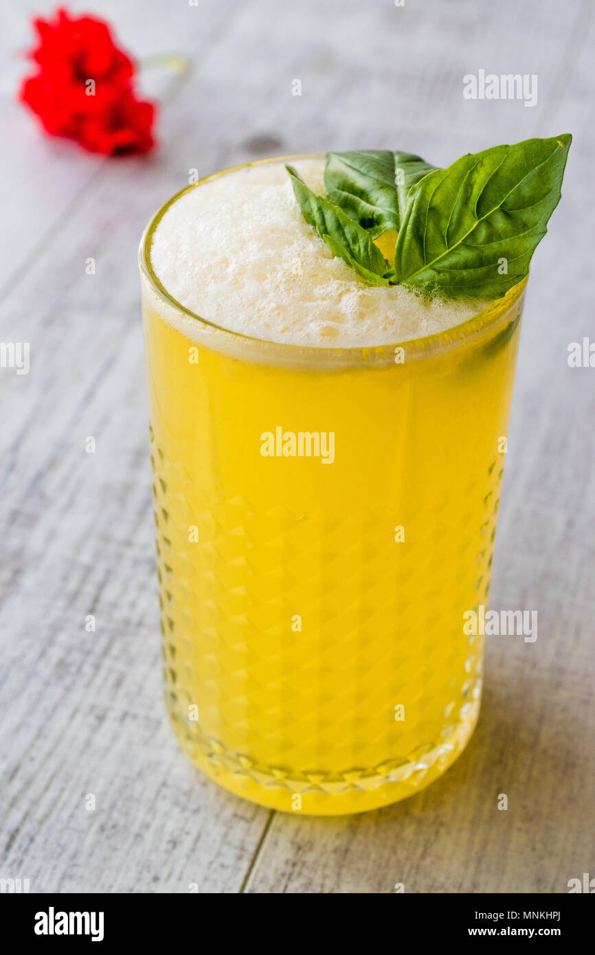 Persische Safran Milchshake mit Basilikum. Traditionelles Getränk. Stockfoto