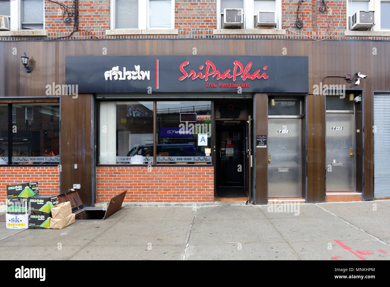 SriPraPhai, 64-13 39. Ave, Queens, New York. NYC Schaufenster Foto eines thailändischen Restaurants in der Woodside Nachbarschaft. Stockfoto