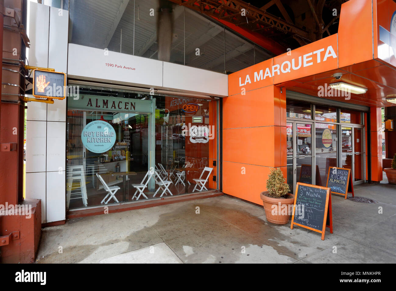 La Marqueta Marktplatz, 1590 Park Ave, New York, NY. aussen Storefront von einem Lebensmittelmarkt in der East Harlem Viertel von Manhattan. Stockfoto