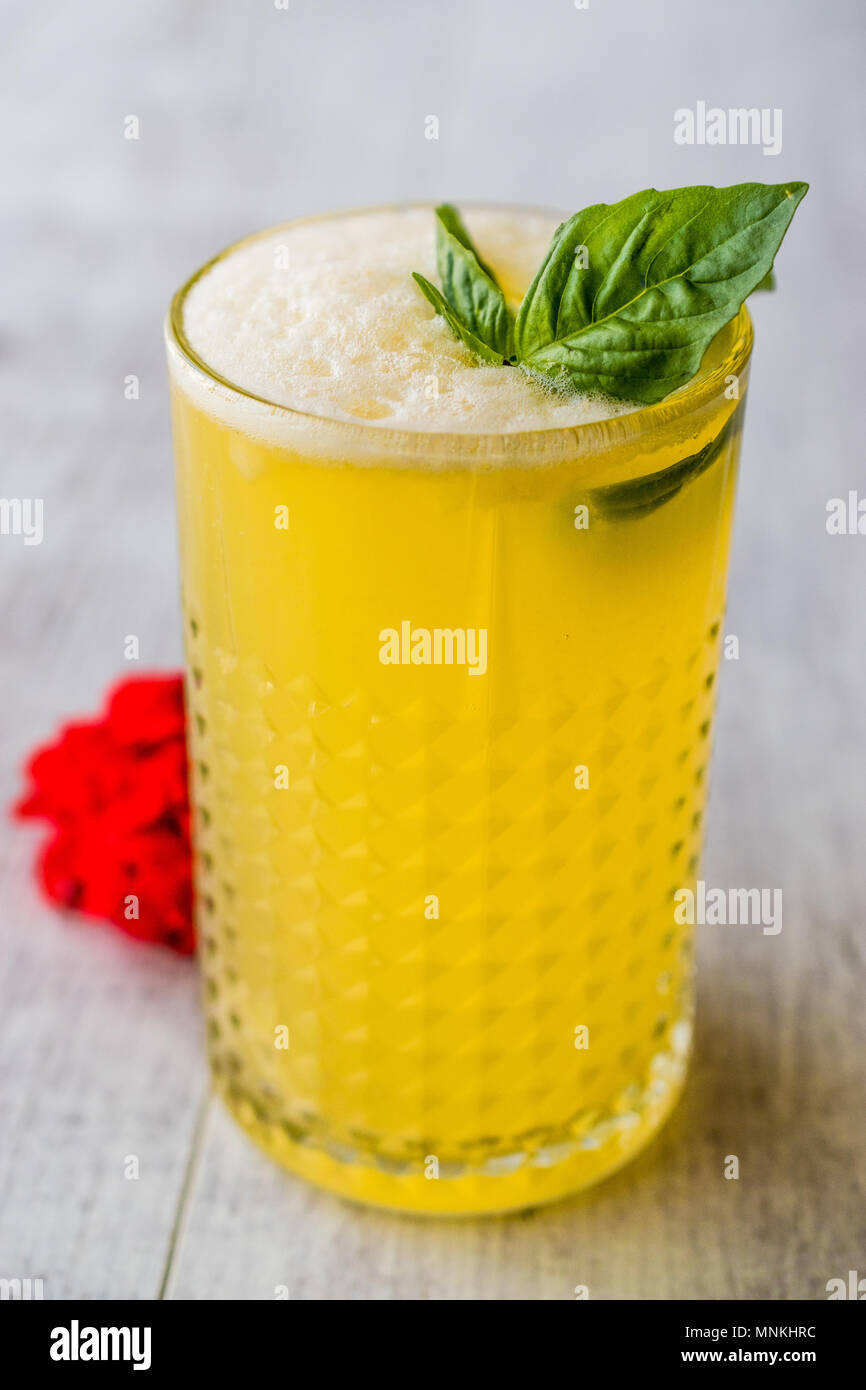 Persische Safran Milchshake mit Basilikum. Traditionelles Getränk. Stockfoto