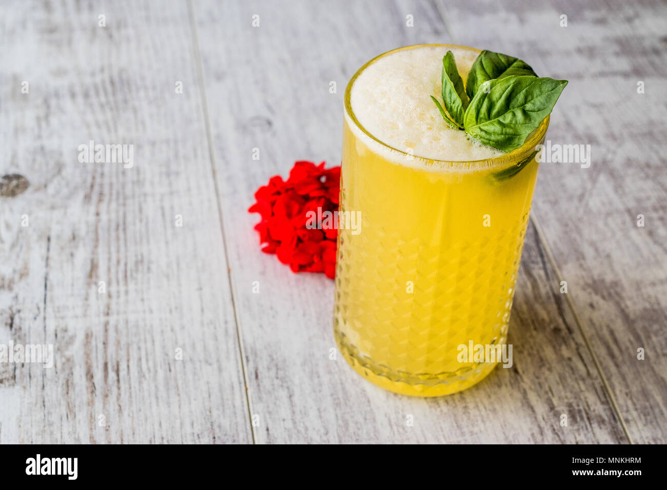 Persische Safran Milchshake mit Basilikum. Traditionelles Getränk. Stockfoto