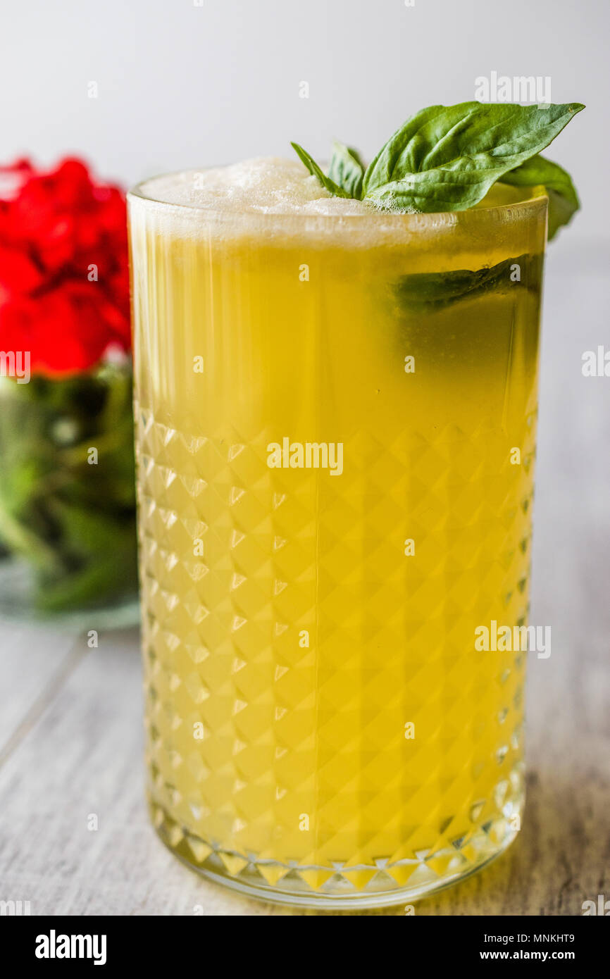 Persische Safran Milchshake mit Basilikum. Traditionelles Getränk. Stockfoto