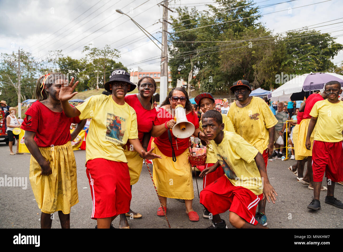 Lokale Tänzer entspannen vor der Reihe im Fiesta de la Novella, San Sebastian, Puerto Rico. Stockfoto