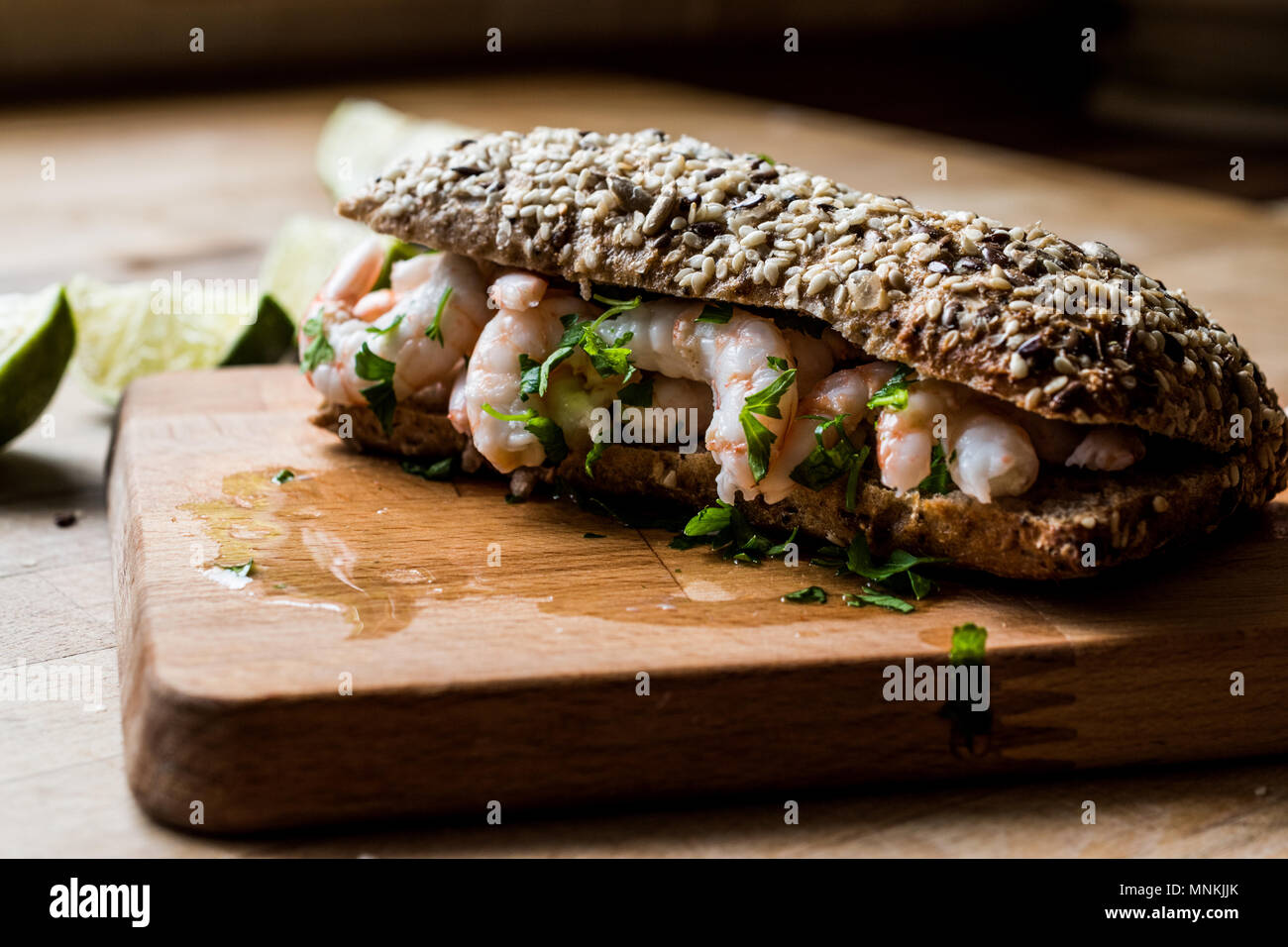 Shrimp Sandwich mit Kalk auf Holz- Oberfläche. Fastfood Konzept. Stockfoto
