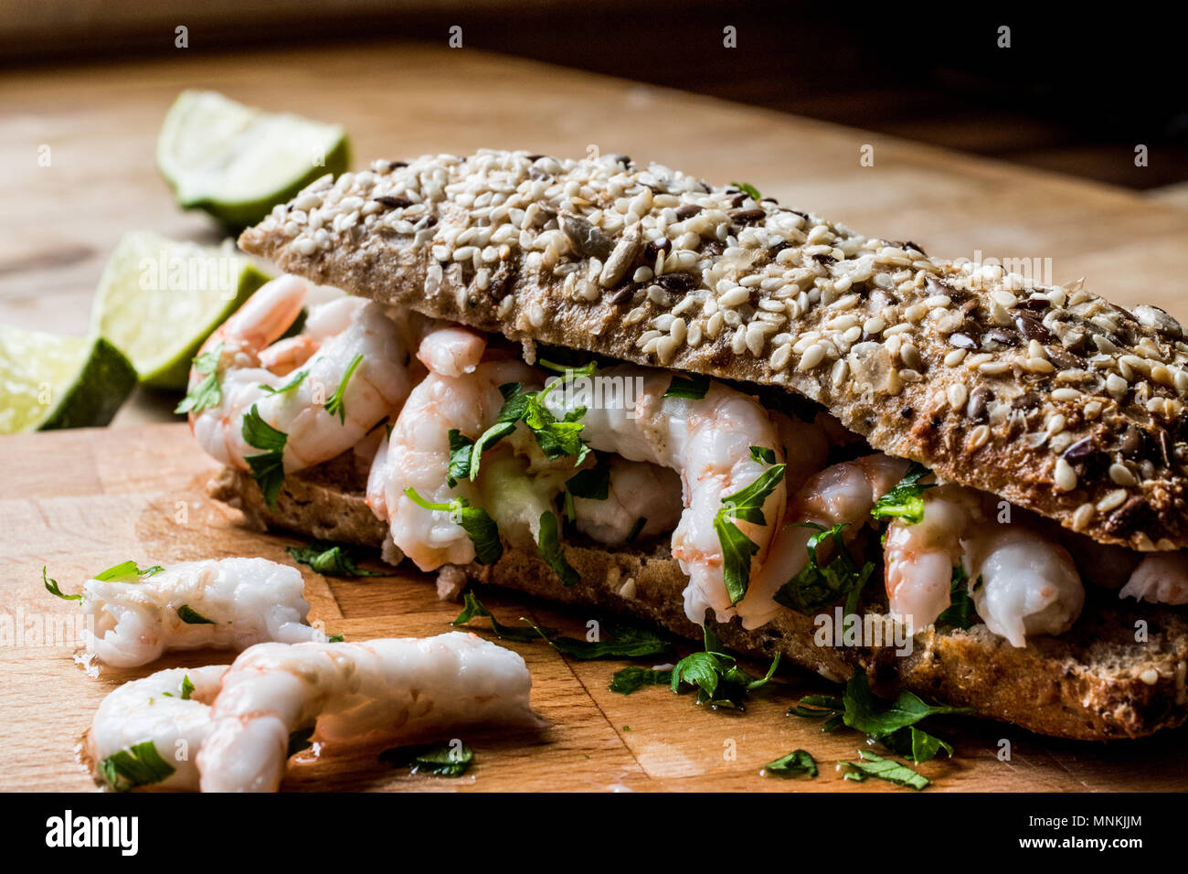 Shrimp Sandwich mit Kalk auf Holz- Oberfläche. Fastfood Konzept. Stockfoto