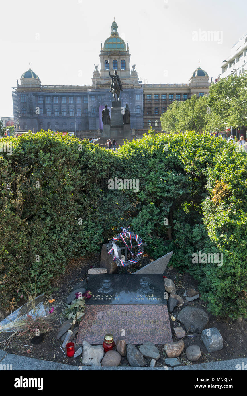 Das Denkmal Das Denkmal für Jan Palach und Jan Zajic auf dem Wenzelsplatz in Prag, Tschechische Republik Stockfoto