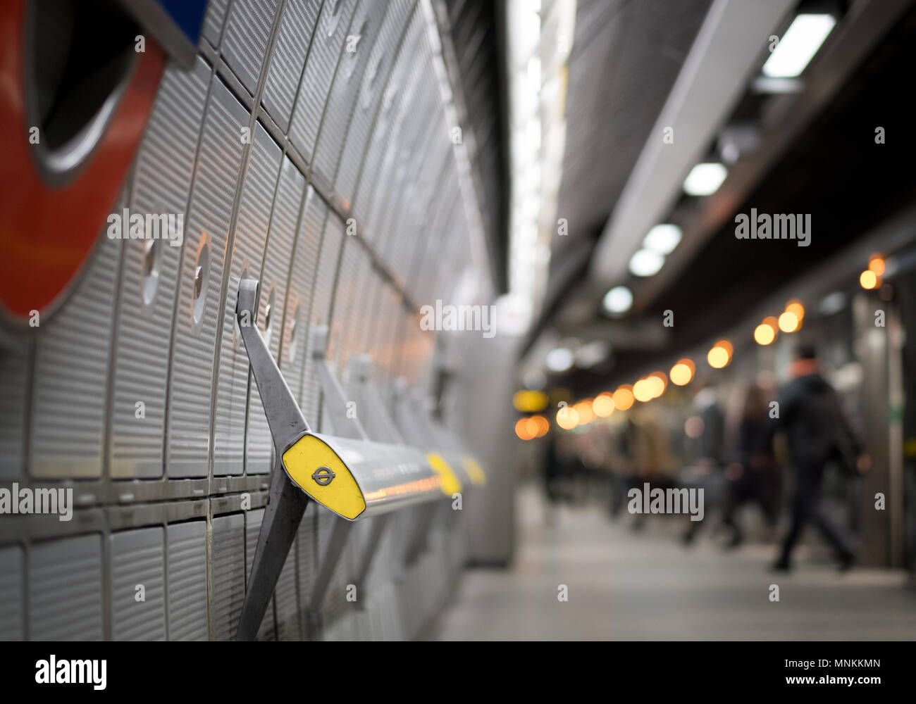 Pendler steigen Sie in die Jubilee Linie im Westminster Station. Stockfoto