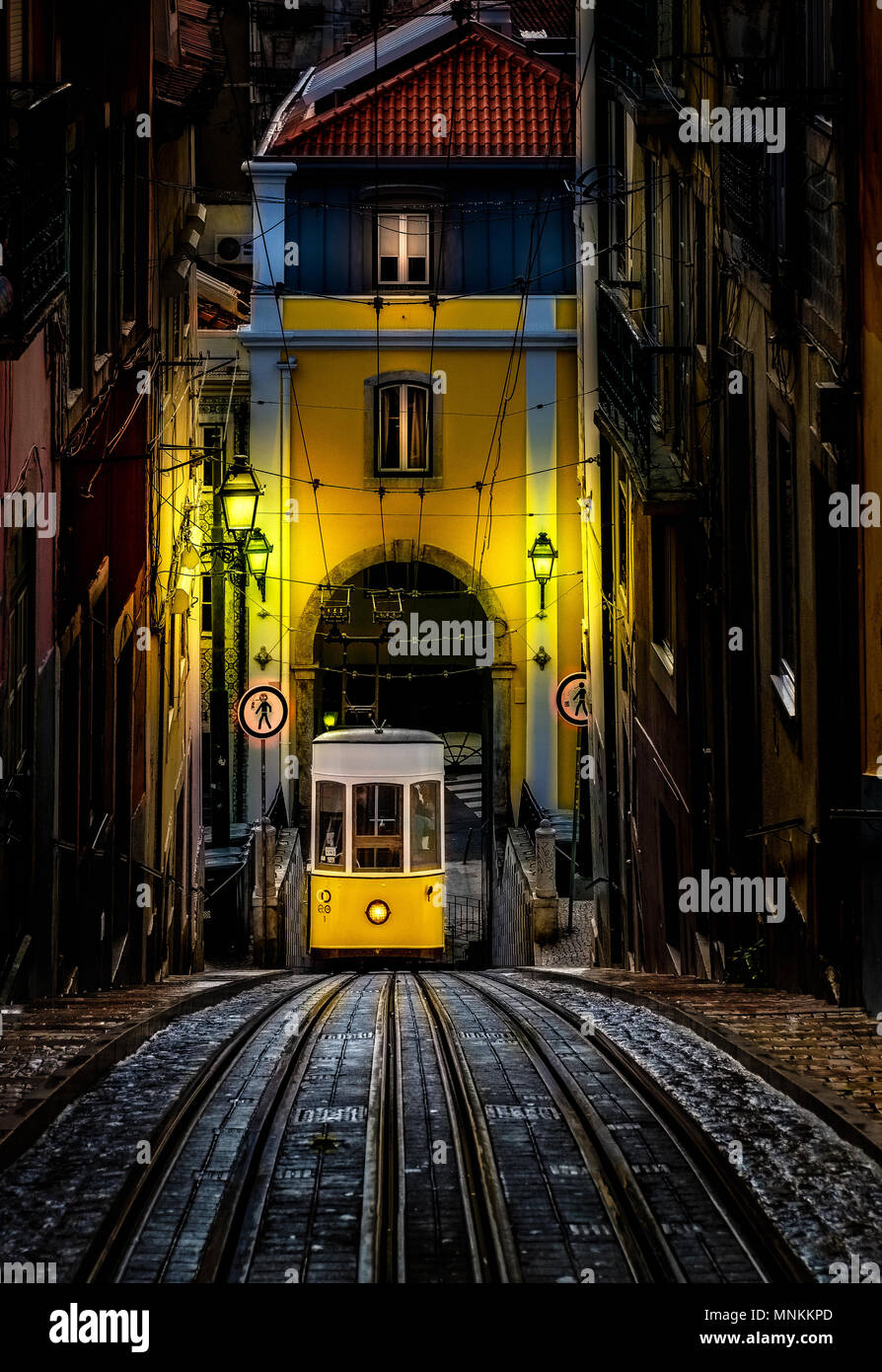 Die charmant gelb Bica Standseilbahn in Lissabon:) Stockfoto