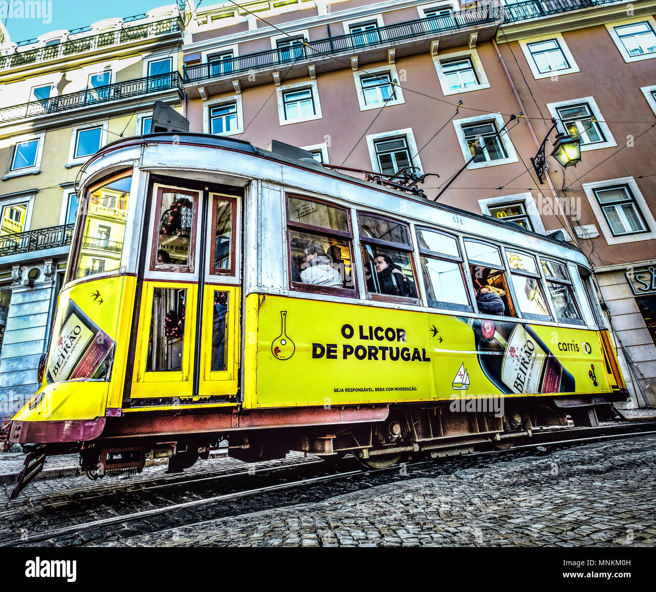 Iconic Linie 28 gelben Straßenbahn im Zentrum von Lissabon. Aus irgendeinem Grund ist diese Bahn erhielt für ca. 5 Minuten in diesem Spot stecken, damit ich genug Zeit hatte zu verfassen Stockfoto