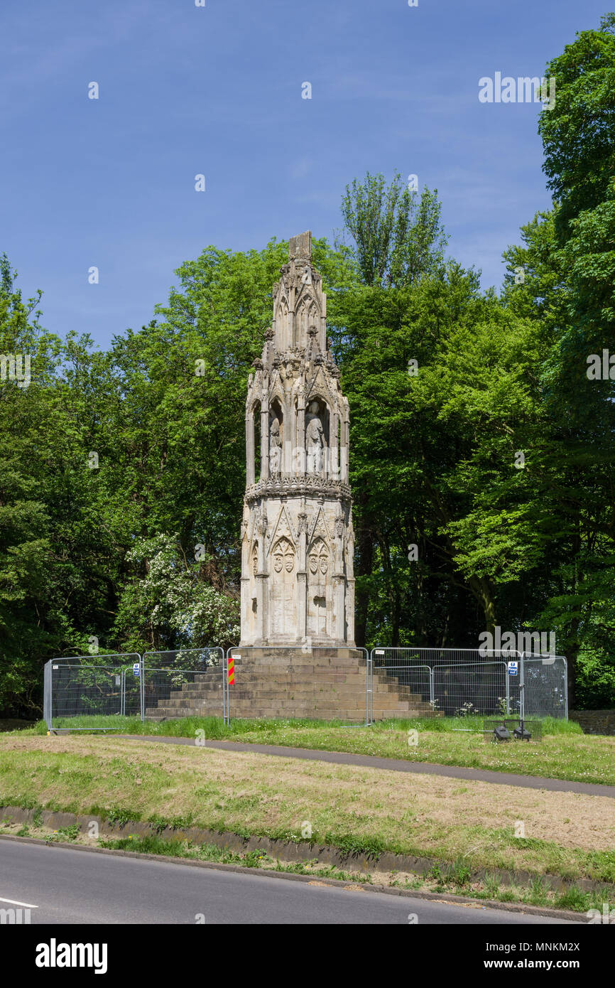 Königin Eleanor Kreuz, ein Denkmal aus dem 13. Jahrhundert, gebaut von Edward I, für seine Frau, jetzt in den Armen, Reparatur und umzäunten für öffentliche Sicherheit; Northampton, Großbritannien Stockfoto