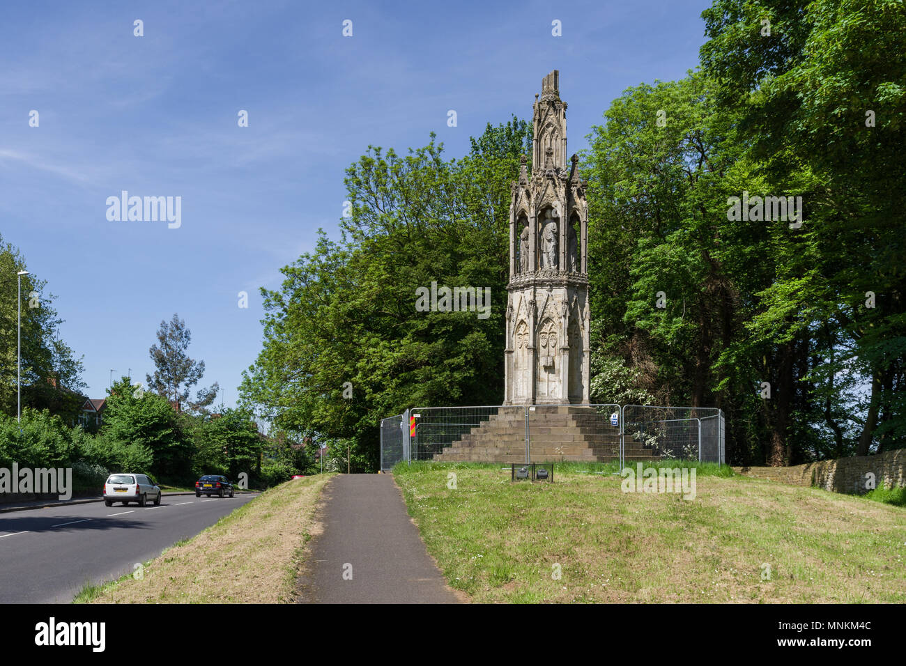 Königin Eleanor Kreuz, ein Denkmal aus dem 13. Jahrhundert, gebaut von Edward I, für seine Frau, jetzt in den Armen, Reparatur und umzäunten für öffentliche Sicherheit; Northampton, Großbritannien Stockfoto