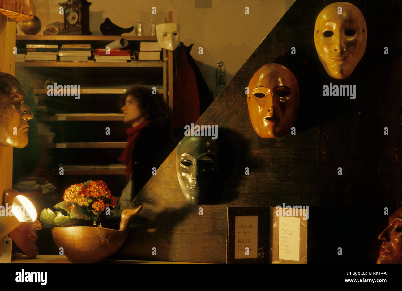 Maske im Venezianischen Galerie anzeigen Stockfoto