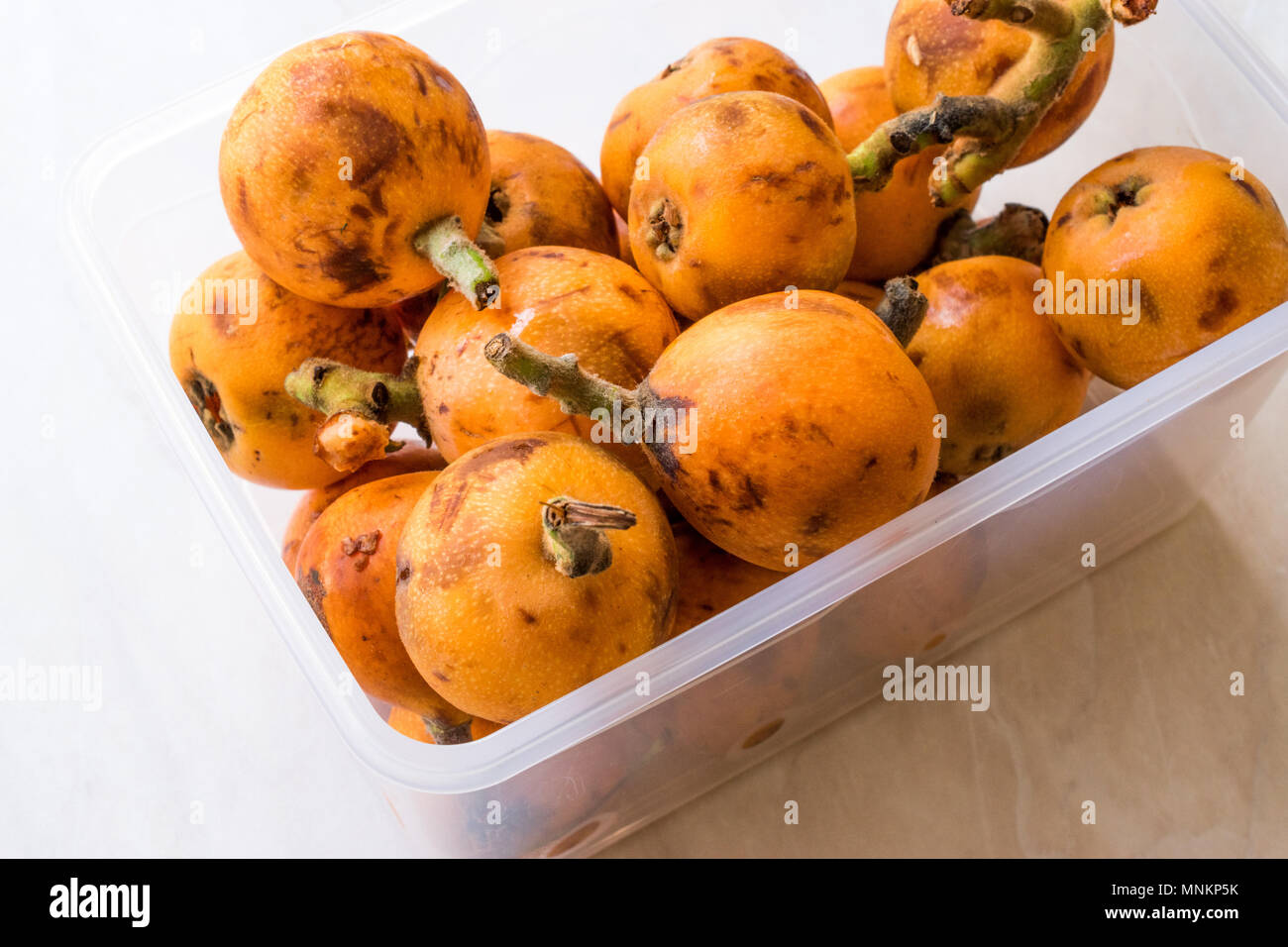 Mispel Pflaume Obst/Eirobotrya Japonica bereit zu essen. Ökologische Lebensmittel. Stockfoto