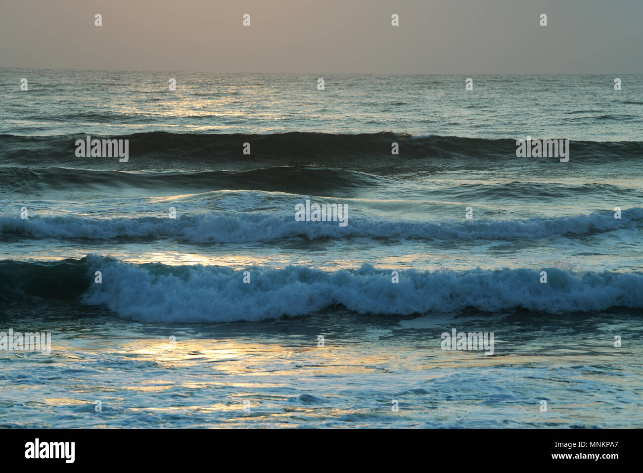 Durban, KwaZulu-Natal, Südafrika, Einsamkeit, am frühen Morgen Sonne reflektiert Wasser, Wellen, die in der Nähe der Küste, Landschaft, Strand Stockfoto