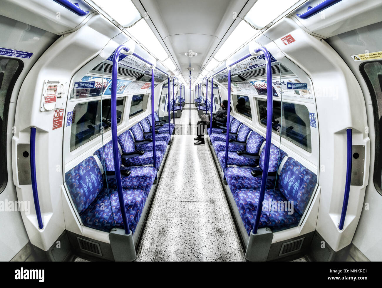 Die Londoner Tube Jubilee Line früh am Sonntagmorgen. Stockfoto