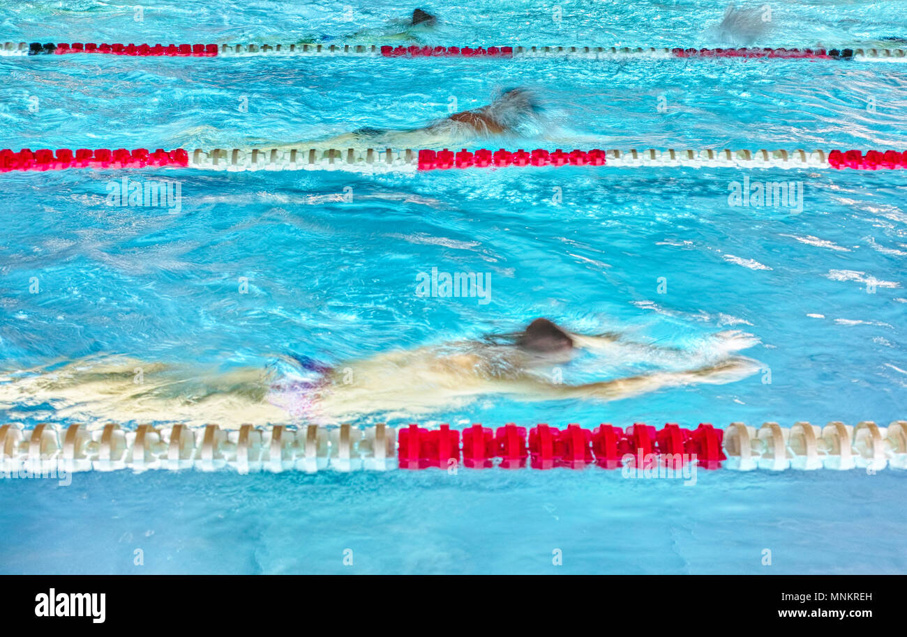 Sport im Schwimmbad Stockfoto