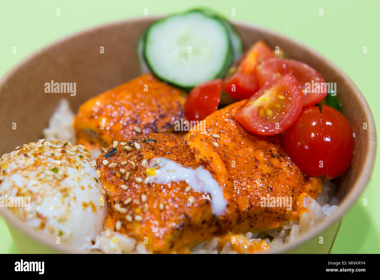 Köstliches japanisches Essen in Papierschüssel auf einer grünen Tischfläche im Amoy Street Food Center in Singapur. Stockfoto