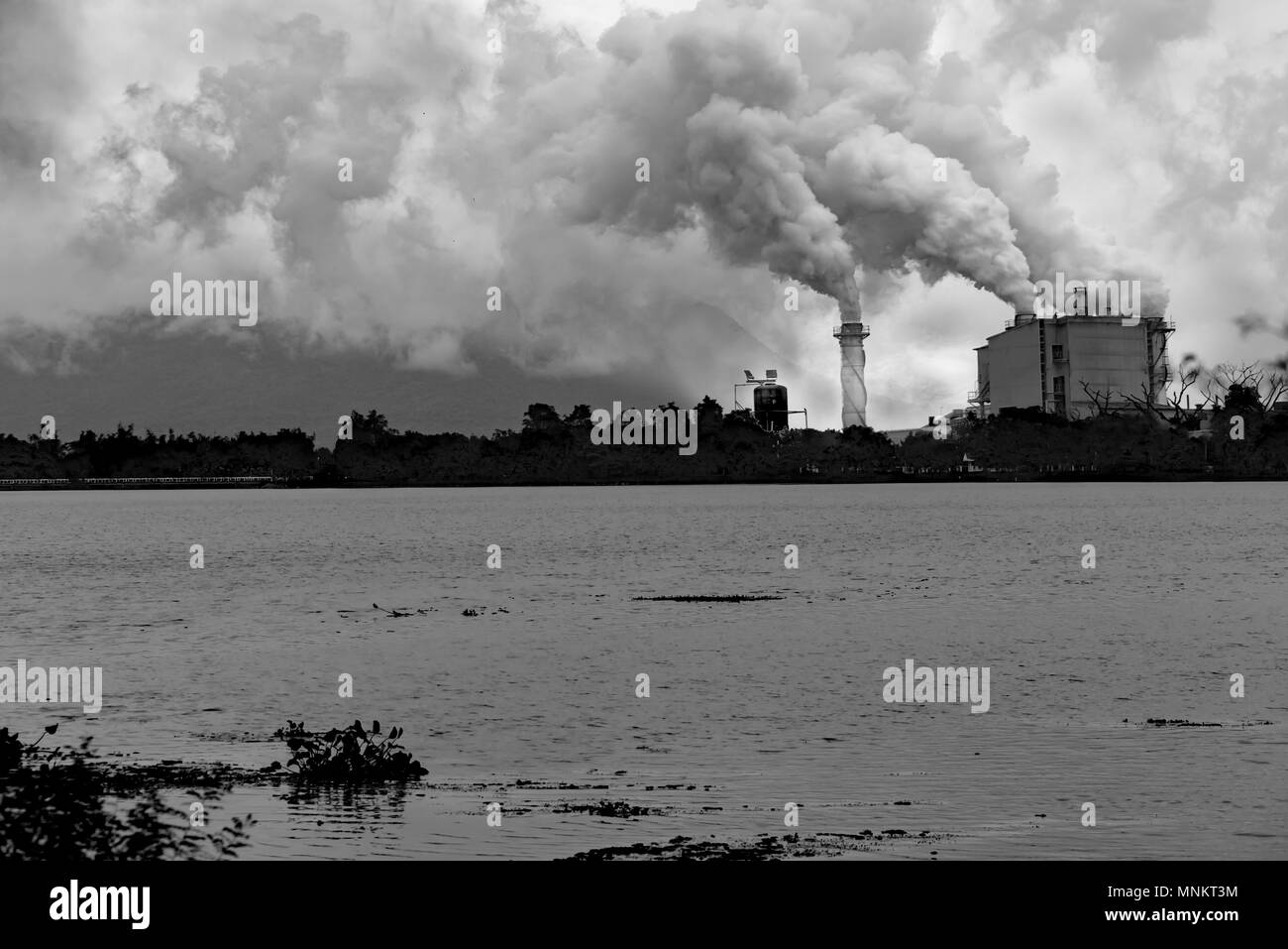 Schwarze und Weiße Fabrik Umweltverschmutzung fast den Fluss und die Berge Stockfoto