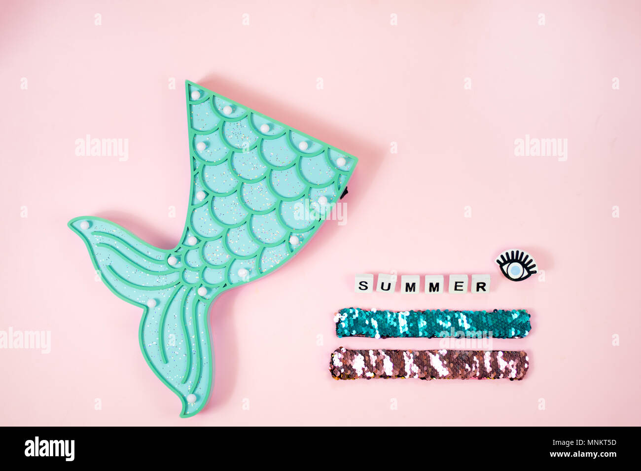 Flach Fashion Set: Mint Farbe mermaid Schwanz und Zubehör pailletten Armbänder und Sommer Buchstaben Stockfoto