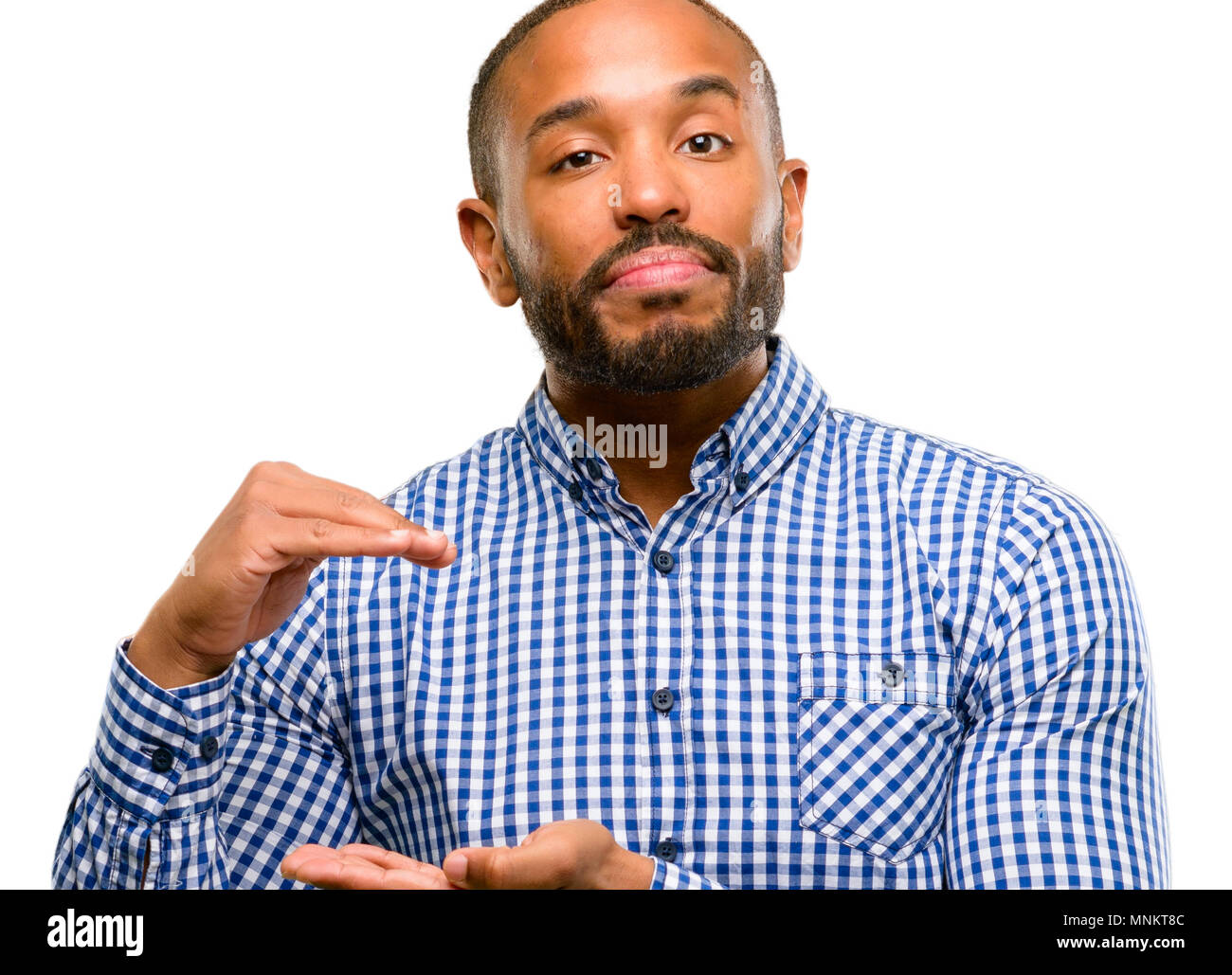 Afrikanische amerikanische Mann mit Bart etwas halten, Größe Konzept auf weißem Hintergrund Stockfoto