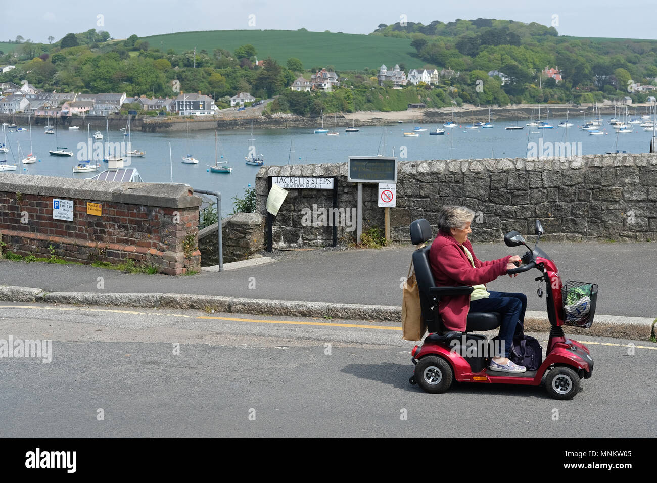 Eine Frau auf einem Mobilität scooter in Falmouth, Cornwall Stockfoto