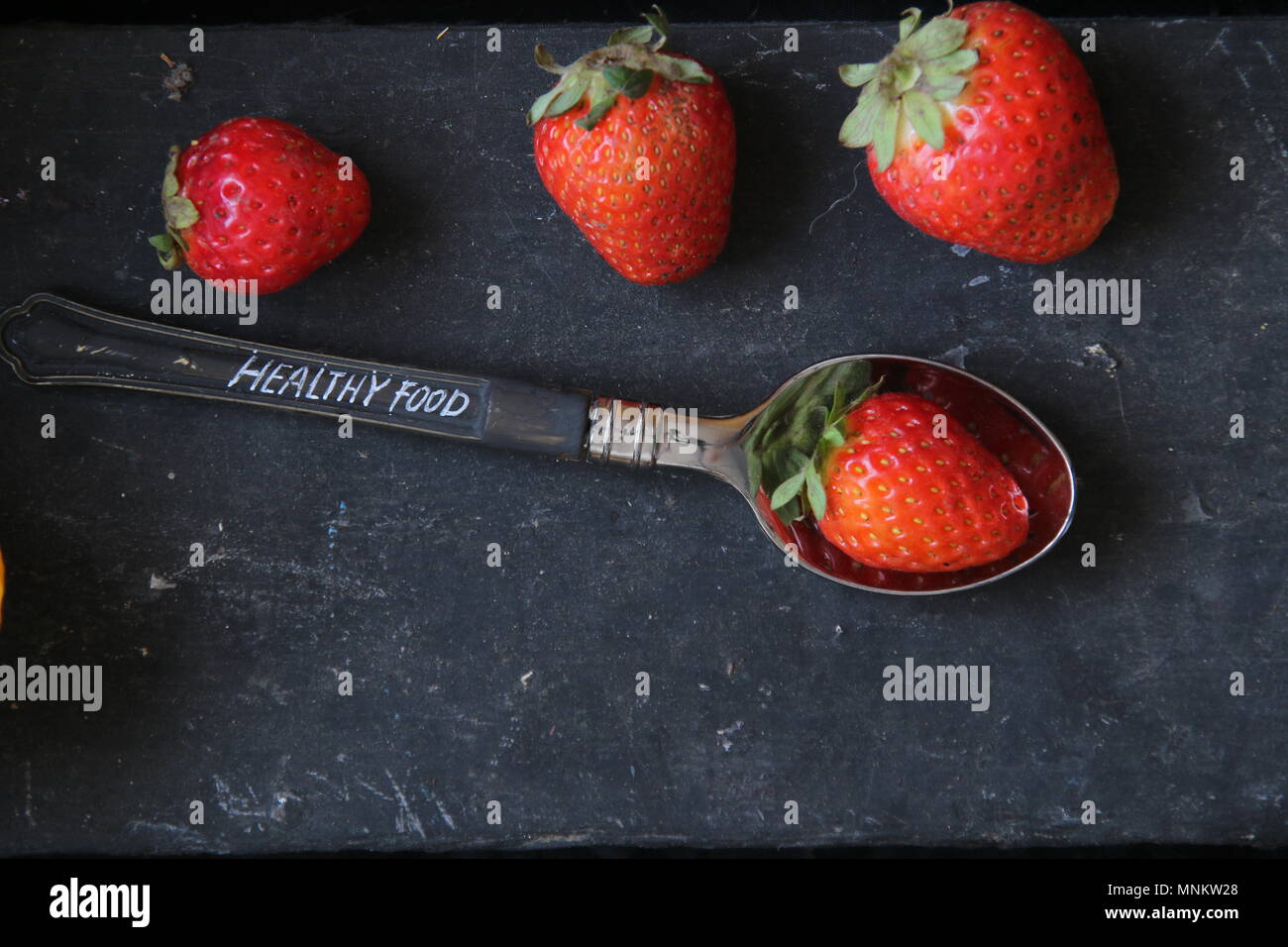 Erdbeeren, Löffel und Text - gesunde Ernährung Stockfoto