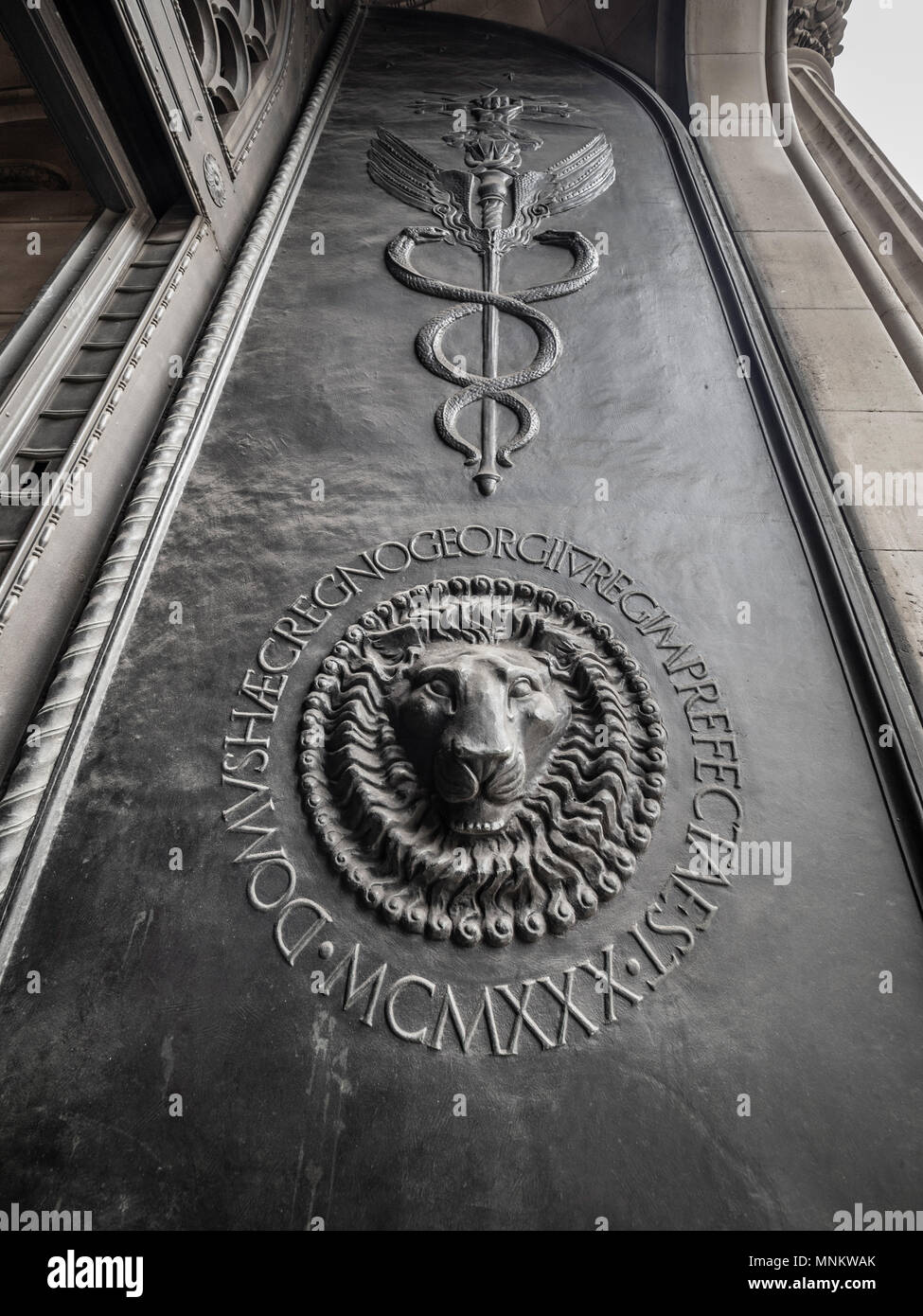 Lions Head an der vorderen Klappe der Bank von England, London, Großbritannien. Stockfoto