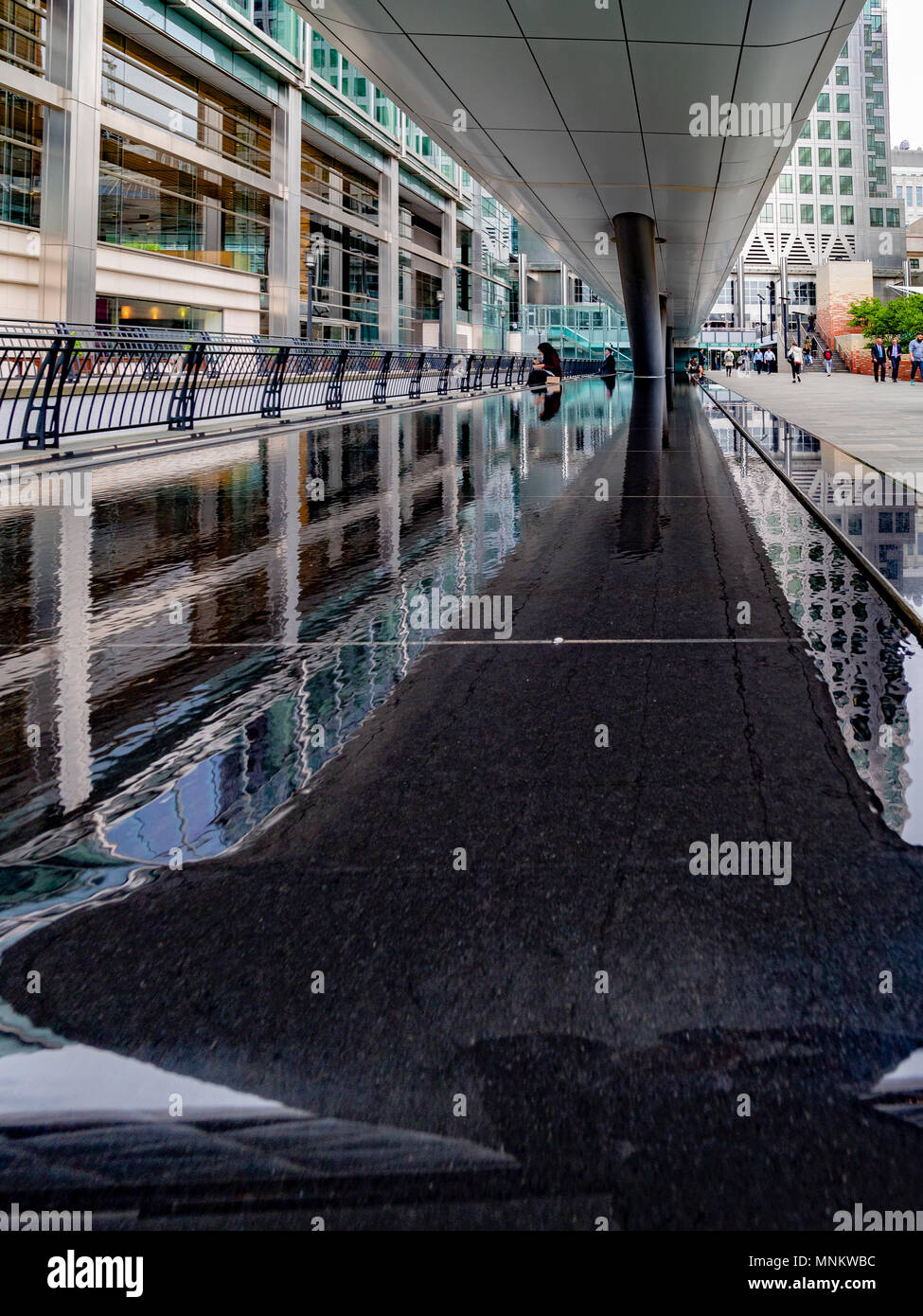 Wasserspiel unter Adams Plaza Brücke in Crossrail, Canary Wharf, London, Großbritannien führt. Stockfoto