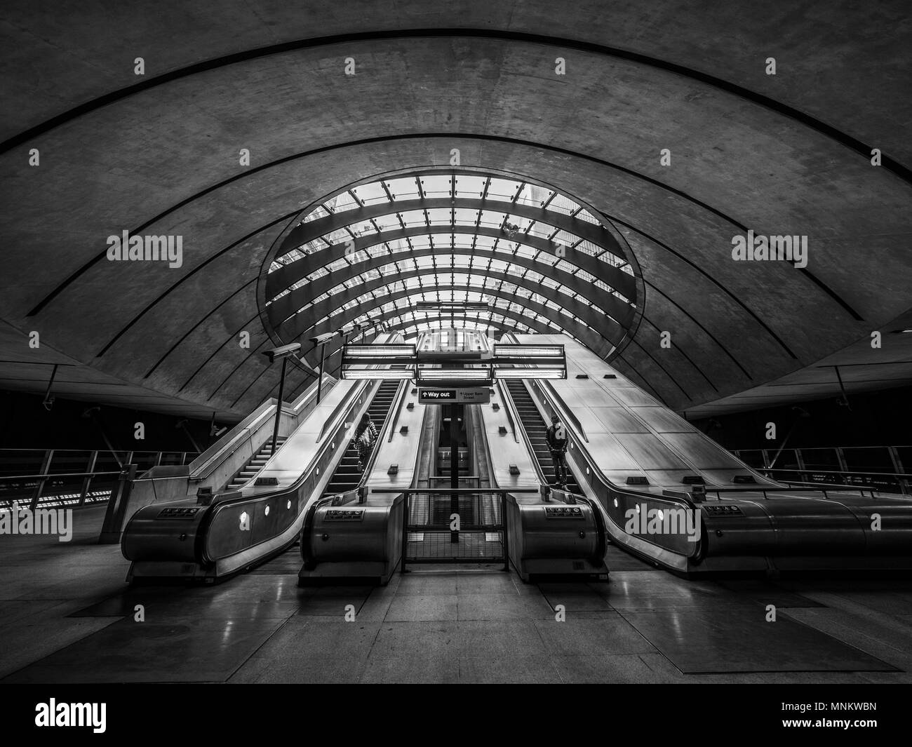Fahrtreppen in Eingang Jubilee Line U-Bahnstation, Canary Wharf, London, Großbritannien. Stockfoto
