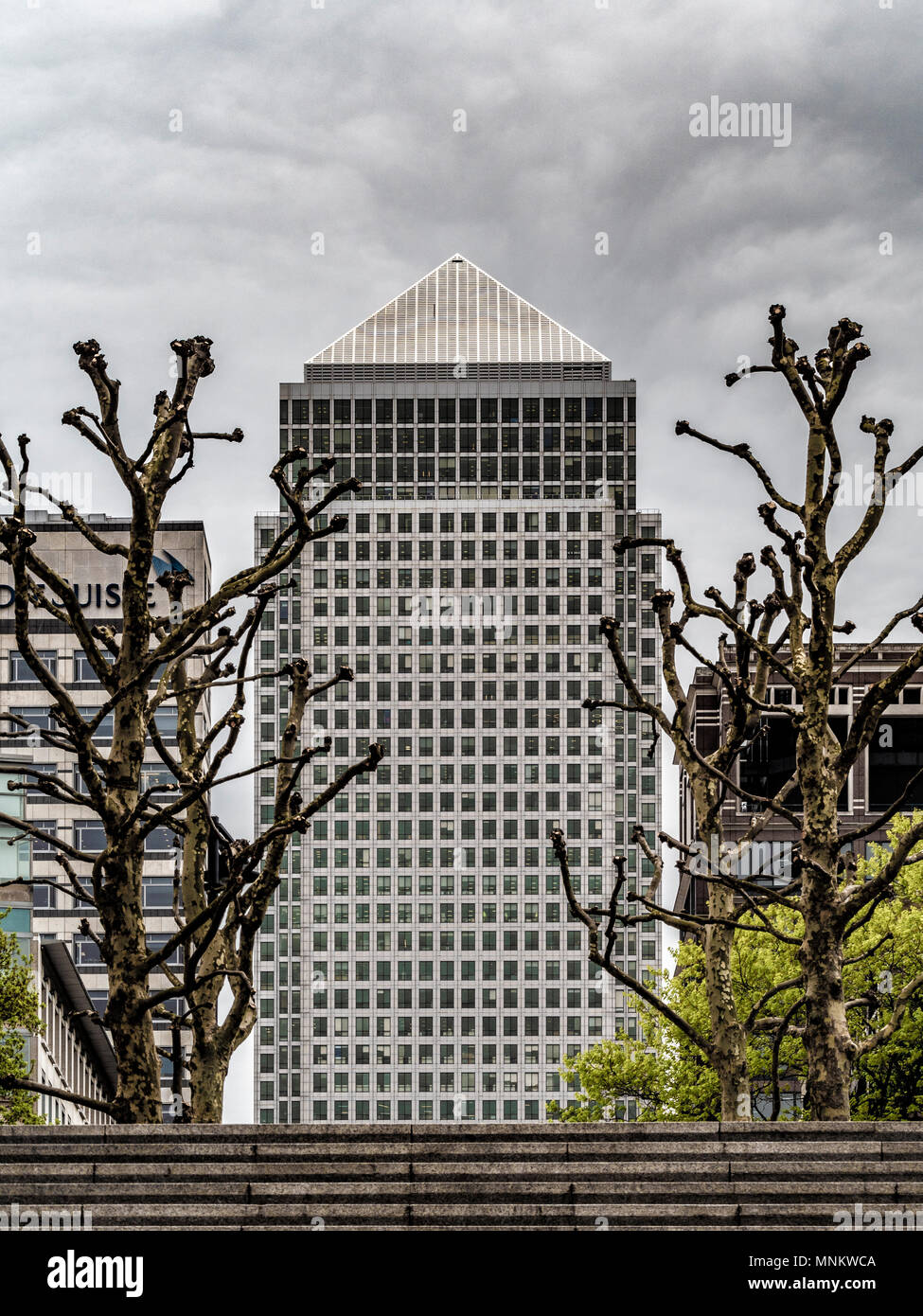 One Canada Square, Canary Wharf (Tower) eines Wolkenkratzers in Canary Wharf, London. 770 Fuß (235 m) hoch mit 50 Stockwerken. Von Cesar Pelli, Adamson konzipiert Stockfoto