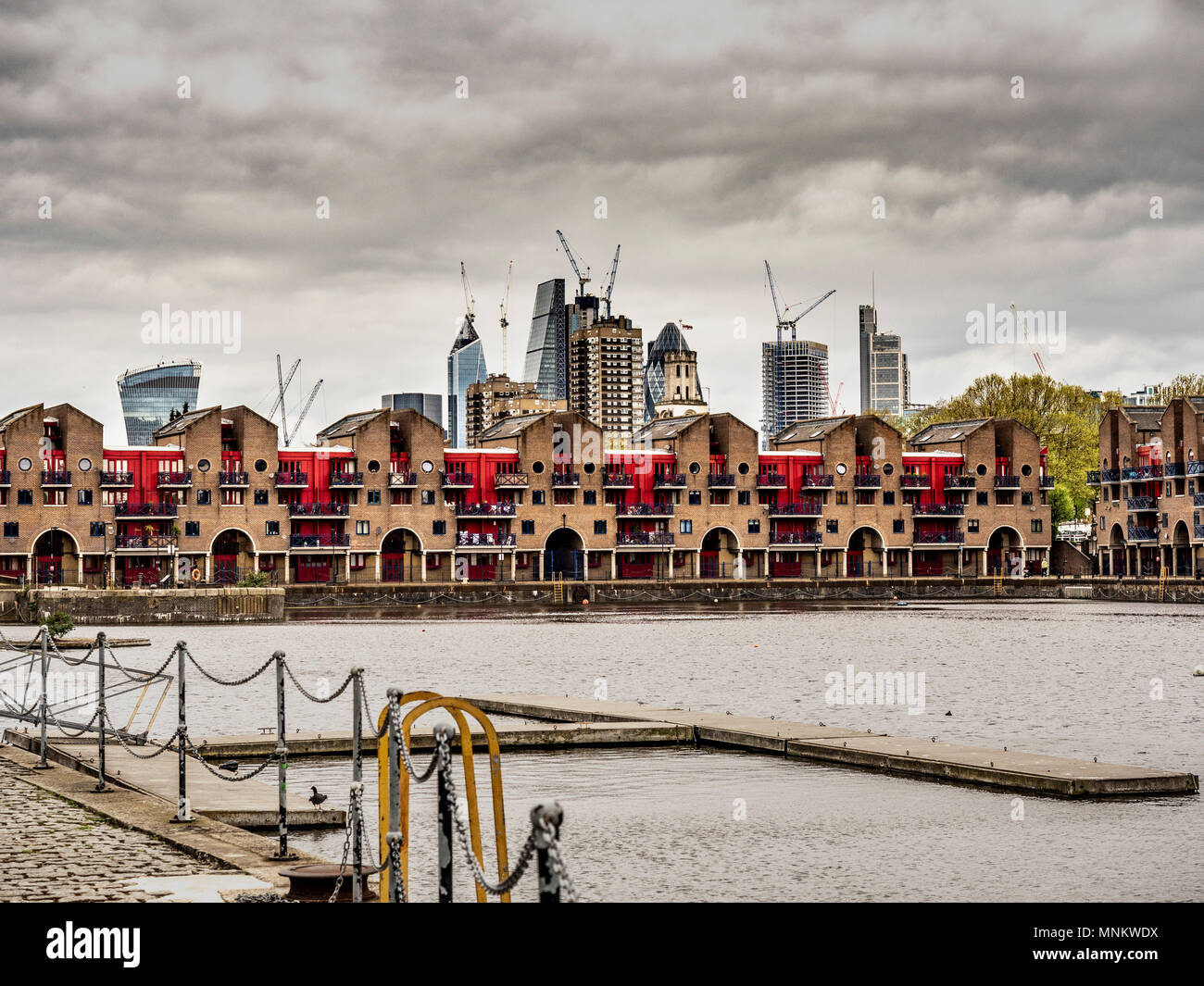 Die shadwell Becken, London, aus einem ausgedienten Dock in ein waterside Gehäuse Entwicklung vom britischen Architekten MacCormac, Jamieson, Pr konzipiert Stockfoto