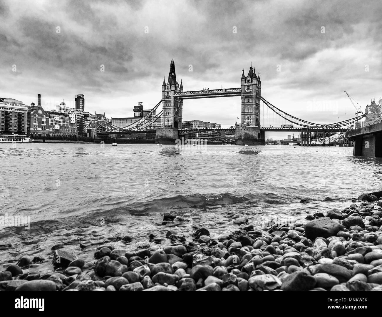 Norden gekörnt Ufer der Themse in London mit der Tower Bridge. Die Oberseite der Shard kann nur in der Ferne zu sehen ist. Stockfoto