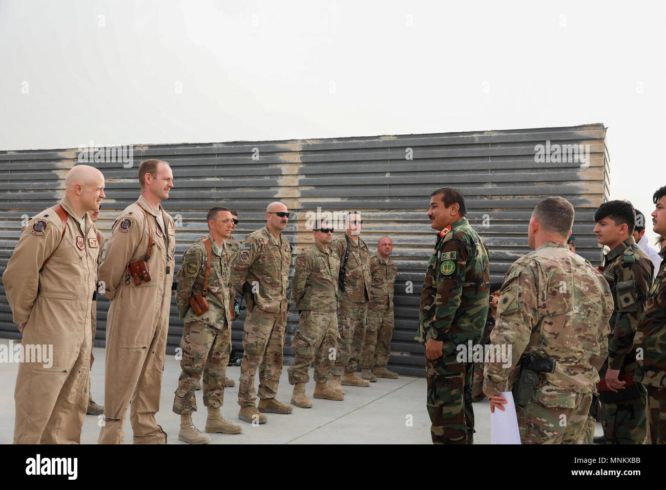 Generalmajor Eman Nazar (rechts), die 205Th Corps Commander für Afghanistan, spricht für die Piloten und Besatzungsmitglieder mit 303Rd Expeditionary Fighter Squadron, 451St Air Expeditionary Group, bei einem informellen Anerkennung Zeremonie, 13. März 2018, in Kandahar, Afghanistan. Nazar anerkannten acht Flieger während der Zeremonie für ihre Unterstützung der afghanischen nationalen Armee bei ihrer jüngsten Missionen. Stockfoto Generalmajor Eman Nazar (rechts), die 205Th Corps Commander für Afghanistan, spricht für die Piloten und Besatzungsmitglieder mit 303Rd Expeditionary Fighter Squadron, 451St Air Expeditionary Group, bei einem informellen Anerkennung Zeremonie, 13. März 2018, in Kandahar, Afghanistan. Nazar anerkannten acht Flieger während der Zeremonie für ihre Unterstützung der afghanischen nationalen Armee bei ihrer jüngsten Missionen. Stockfoto
