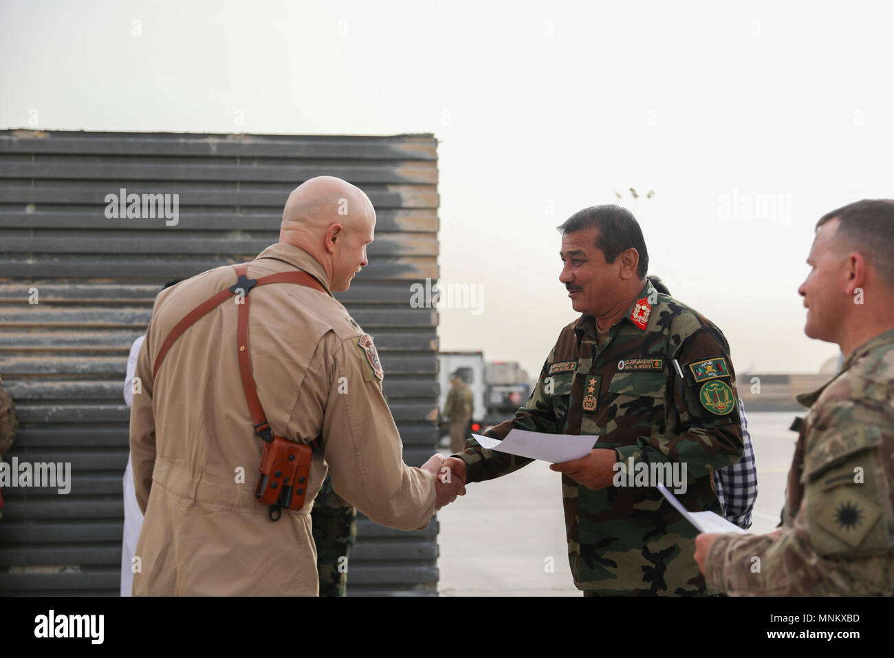 Generalmajor Eman Nazar (rechts), die 205Th Corps Commander für Afghanistan, schüttelt Hände mit Oberstleutnant Jeremia Parvin, ein Pilot mit 303Rd Expeditionary Fighter Squadron, 451St Air Expeditionary Group, bei einem informellen Anerkennung Zeremonie, 13. März 2018, in Kandahar, Afghanistan. Nazar anerkannten acht Flieger während der Zeremonie für ihre Unterstützung der afghanischen nationalen Armee bei ihrer jüngsten Missionen. Stockfoto Generalmajor Eman Nazar (rechts), die 205Th Corps Commander für Afghanistan, schüttelt Hände mit Oberstleutnant Jeremia Parvin, ein Pilot mit 303Rd Expeditionary Fighter Squadron, 451St Air Expeditionary Group, bei einem informellen Anerkennung Zeremonie, 13. März 2018, in Kandahar, Afghanistan. Nazar anerkannten acht Flieger während der Zeremonie für ihre Unterstützung der afghanischen nationalen Armee bei ihrer jüngsten Missionen. Stockfoto