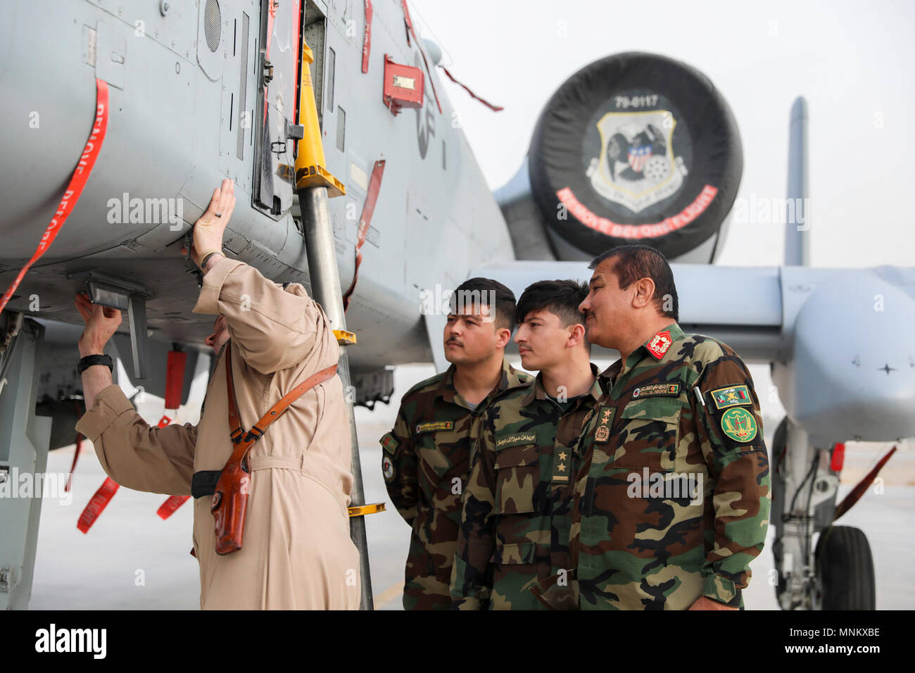Oberstleutnant Preston McConnell, ein Pilot mit 303Rd Expeditionary Fighter Squadron, 451St Air Expeditionary Group, zeigt Generalmajor Eman Nazar, der 205Th Corps Commander in Afghanistan, und sein Team eine A-10 Thunderbolt II. Nazar anerkannten acht Flieger, während eine formlose Zeremonie, für ihre Unterstützung der afghanischen nationalen Armee bei ihrer jüngsten Missionen. Stockfoto Oberstleutnant Preston McConnell, ein Pilot mit 303Rd Expeditionary Fighter Squadron, 451St Air Expeditionary Group, zeigt Generalmajor Eman Nazar, der 205Th Corps Commander in Afghanistan, und sein Team eine A-10 Thunderbolt II. Nazar anerkannten acht Flieger, während eine formlose Zeremonie, für ihre Unterstützung der afghanischen nationalen Armee bei ihrer jüngsten Missionen. Stockfoto