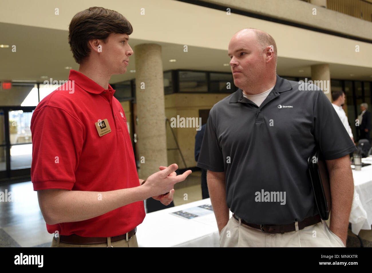 Christopher Stoltz (Links) und die US-Armee Korps der Ingenieure Nashville Bezirk Umweltingenieur, interagiert mit Adam Crace, Projekt Manager bei Stantec, während die Geschäftsmöglichkeiten Haus, auch als 'BOOH", an der Tennessee State University in Nashville, Tennessee, 15. März 2018 bekannt. (USACE Stockfoto