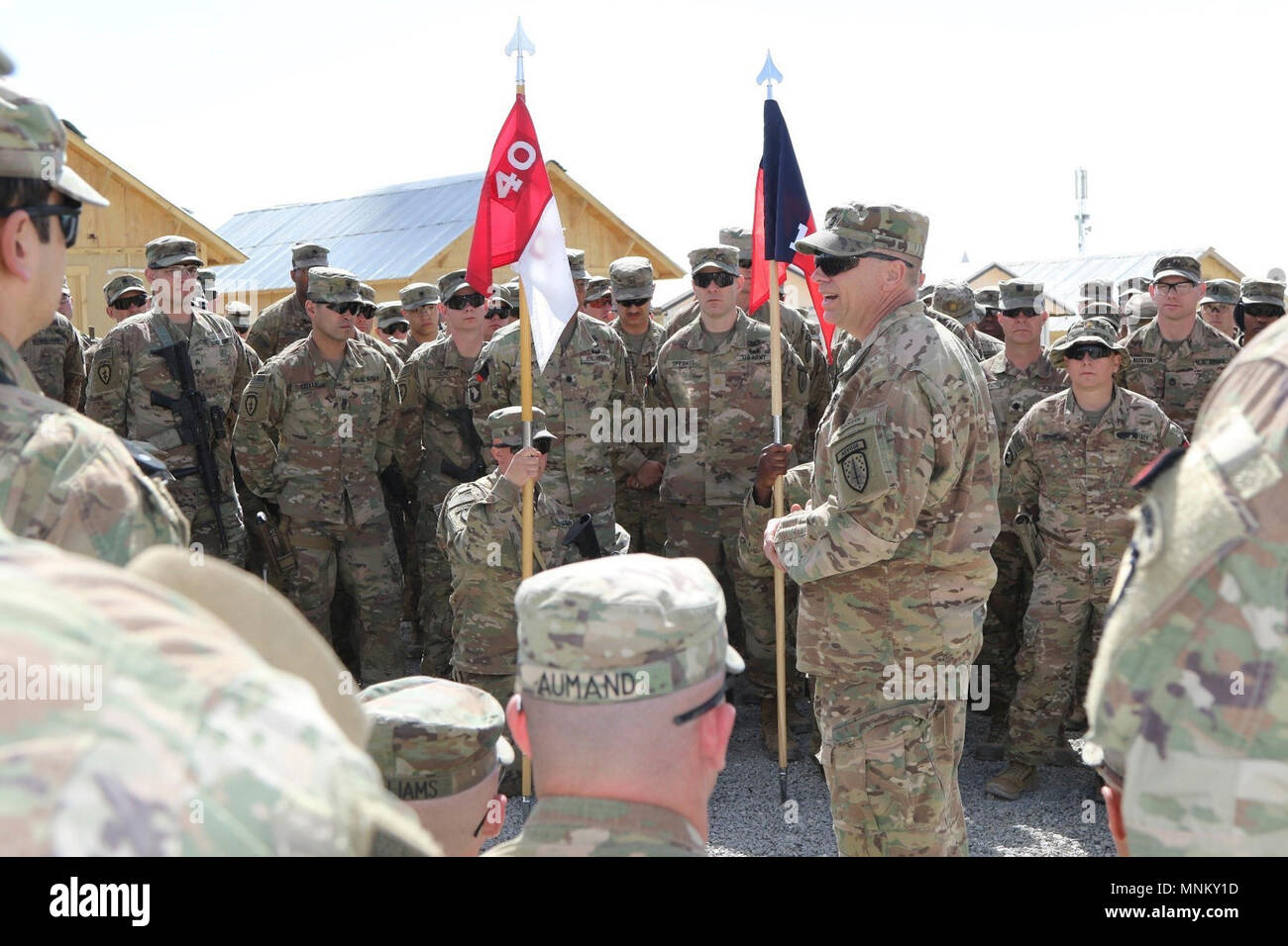 1. Sicherheit Kraft Hilfe Feuerwehr Command Sergeant Major, Cmd. Sgt. Maj. Christopher Gunn, Adressen Soldaten zu Task Force Südosten zugeordnet nach uncasing Zeremonie des 1. SFAB auf Advisor Platform Blitz, am 15. März. Gunn dankte den Soldaten zusammen für einladende 1 SFAB in die TF Südosten Beratung Team gesammelt. Die 1 SFAB und seine Sechs Bataillone uncased ihre Farben über Afghanistan, symbolisch zu Beginn ihrer Mission zu trainieren, beraten und der afghanischen nationalen Sicherheitskräfte unterstützen. Stockfoto